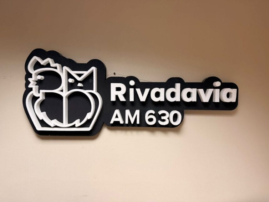 Radio Rivadavia: compañía que atraviesa silencios, voces que acarician el alma y verdades que se alzan como banderas