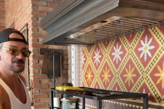 Ricardo Arjona se prepara para sus shows en Argentina practicando sus asados