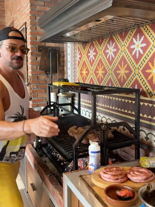 Ricardo Arjona se prepara para sus shows en Argentina practicando sus asados