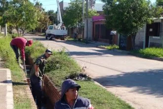 Sáenz Peña: El municipio avanza con la limpieza de canales y baja el nivel de los reservorios ante el pronóstico de lluvias