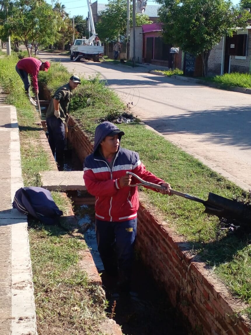 Sáenz Peña: El municipio avanza con la limpieza de canales y baja el nivel de los reservorios ante el pronóstico de lluvias