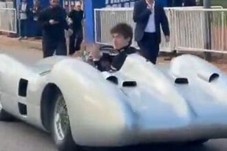 Road Show en CABA: Franco Colapinto probó la Flecha de Plata, réplica de la que usó Juan Manuel Fangio