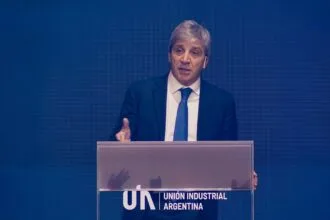 Caputo volvió a Estados Unidos para destrabar un desmbolso del FMI y del Banco Mundial