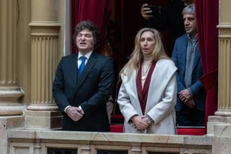 Milei se peleó con diputados opositores, aplaudió el discurso de Adorni y criticó a los periodistas