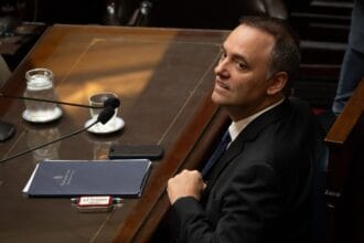 “No voy a renunciar, estoy acá dando la cara”: así fue el paso de Adorni por el Congreso