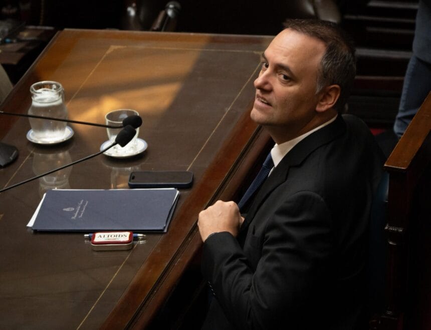 “No voy a renunciar, estoy acá dando la cara”: así fue el paso de Adorni por el Congreso