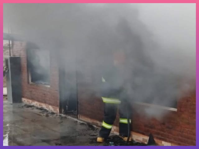 CHARATA: Fuerte Incendio Destruyó Una Librería En Pleno Centro | Último momento en Chaco