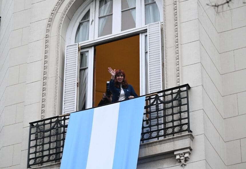 Pidieron decomisar el departamento donde Cristina cumple su arresto domiciliario