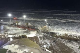 Impactantes videos de la sudestada en la Costa Atlántica: olas de siete metros e inundaciones
