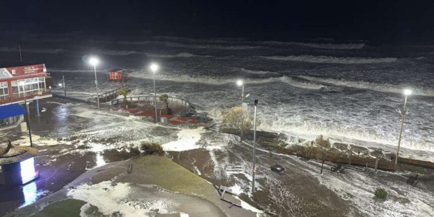 Impactantes videos de la sudestada en la Costa Atlántica: olas de siete metros e inundaciones