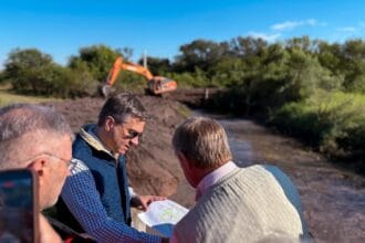 Tres Isletas: El Gobernador Zdero Supervisó La Limpieza De Canales Rurales Para Prevenir Anegamientos