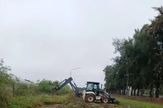 Sáenz Peña: El municipio ejecuta trabajos de limpieza y profundización de canales en el Parque Industrial