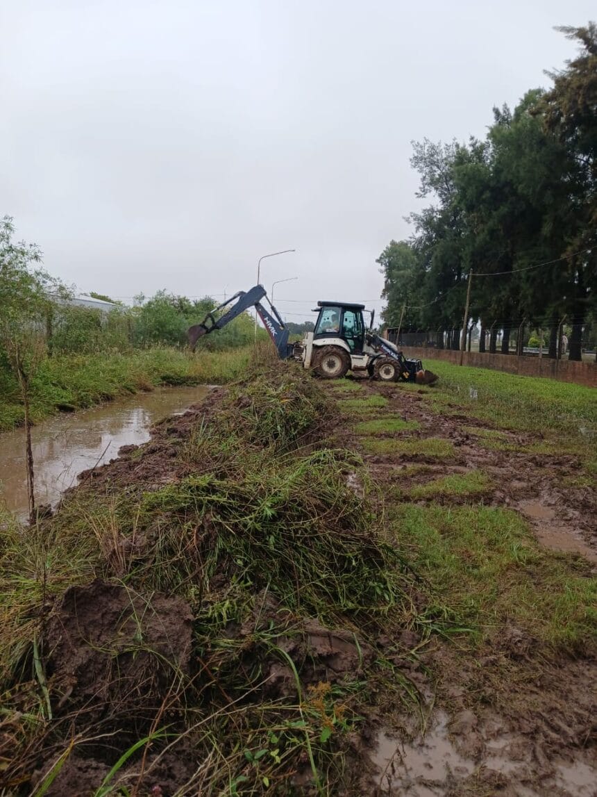 Sáenz Peña: El municipio ejecuta trabajos de limpieza y profundización de canales en el Parque Industrial