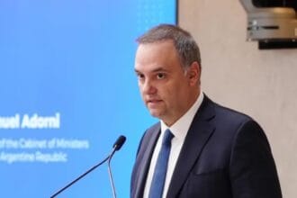 Manuel Adorni se defendió de las denuncias y aseguró que no renunciará