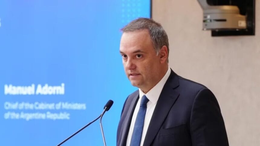 Manuel Adorni se defendió de las denuncias y aseguró que no renunciará
