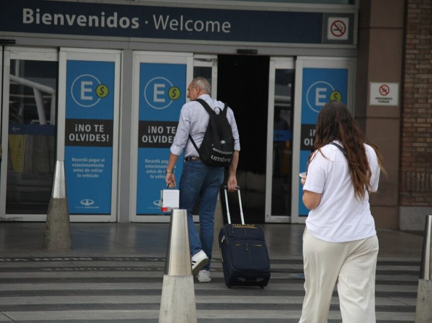 ¿Carry on sí o no? El equipaje que Aerolíneas Argentinas permite llevar en cabina sin pagar extra