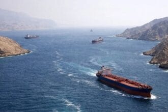 Irán lanzó misiles contra los Emiratos Árabes, mientras Estados Unidos despeja las minas del Estrecho de Ormuz