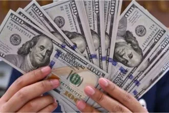 Dólares y desconfianza, el problema de Milei según Bloomberg