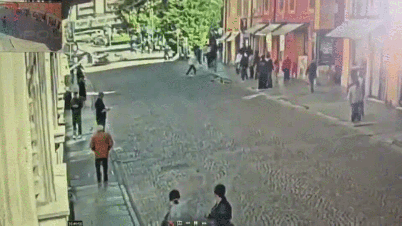 Videos: atropelló a varios peatones en Módena y apuñaló a un testigo en su huida