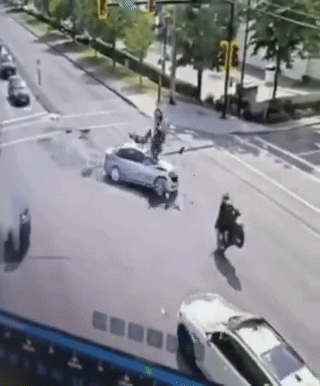 Video: una moto quedó colgando de un semáforo luego de un violento choque en Canadá