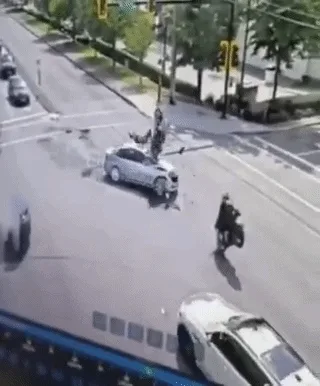 Video: una moto quedó colgando de un semáforo luego de un violento choque en Canadá