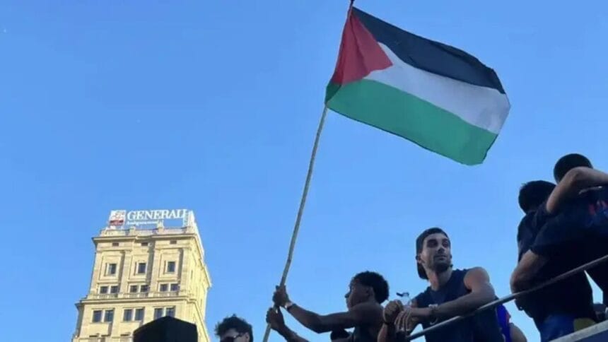 Lamine Yamal apareció con una bandera de Palestina en los festejos de Barcelona campeón de La Liga