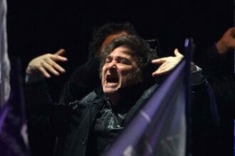 Milei salió a desmentir los rumores de reemplazo de Adorni y apuntó contra el periodismo