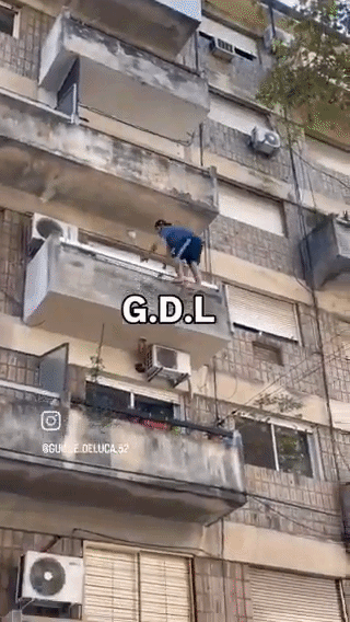 Video: discutió con su pareja, quiso escapar por el balcón y se cayó