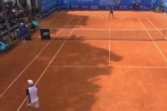 Explotó en la cancha: rompió su raqueta, insultó al árbitro y terminó descalificado