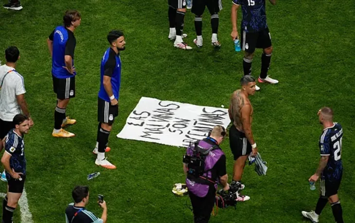 En una noche en la que algunos quisieron reducir todo a un simple partido de fútbol, la Selección Argentina mostró que hay gestos que trascienden una pelota: Malvinas, la memoria, la camiseta y la voz de un pueblo volvieron a encontrarse en una misma celebración. En una noche en la que algunos quisieron reducir todo a un simple partido de fútbol, la Selección Argentina mostró que hay gestos que trascienden una pelota: Malvinas, la memoria, la camiseta y la voz de un pueblo volvieron a encontrarse en una misma celebración.