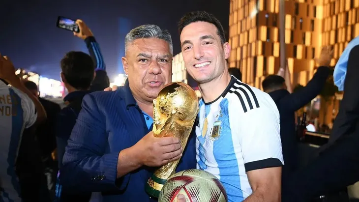 Tapia y Scaloni con la Copa del Mundo.