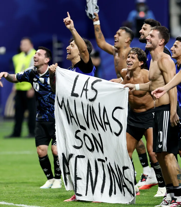 El reglamento disciplinario del organismo prohíbe expresiones políticas dentro del campo de juego y contempla multas e incluso suspensiones deportivas.
