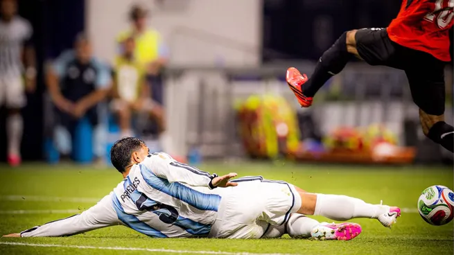 Leandro Paredes cortó a Mohamed Salah que se encaminaba como último hombre en el segundo tiempo ante Egipto.
