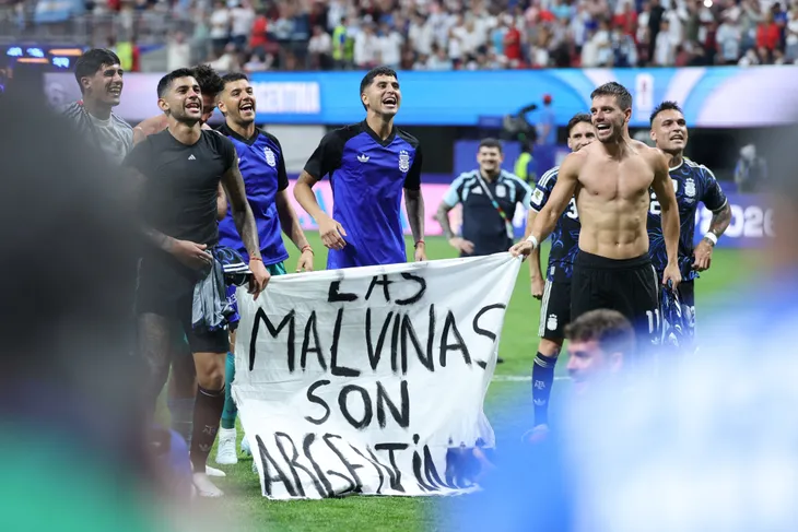La Selección Argentina desplegó la bandera “Las Malvinas son argentinas” tras vencer a Inglaterra en el Mundial 2026.