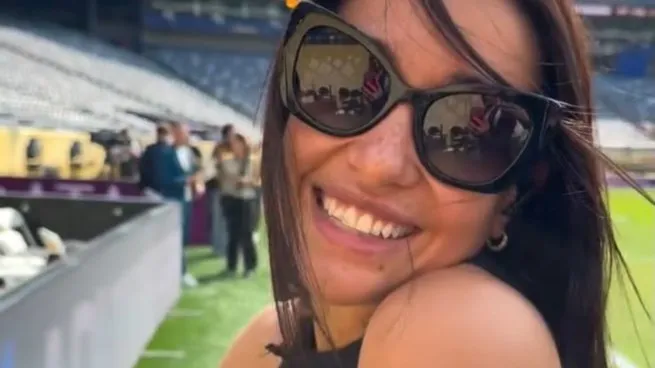 María Becerra fue vista en el estadio donde se disputará el duelo por la Copa del Mundo 2026.