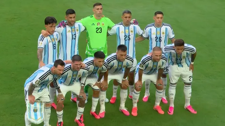Argentina jugará con indumentaria tradicional. Argentina jugará con indumentaria tradicional.