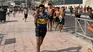 El joven marroquí saludó a la cámara mientras corría con la camiseta de Boca.