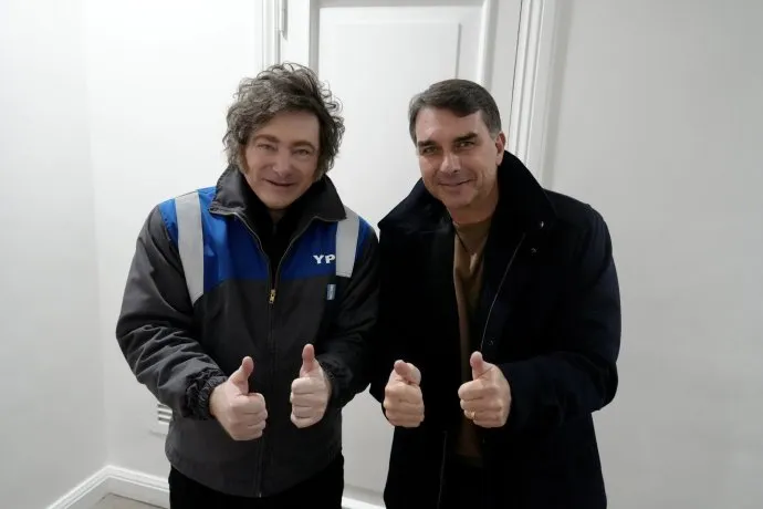 Javier Milei junto a Flávio Bolsonaro, senador y posible candidato presidencial en las elecciones 2026.