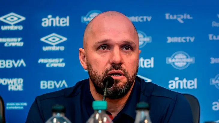 Como jugador, participó en 221 partidos repartidos en 6 clubes: Danubio, Nacional y Rentistas de Uruguay, Lanús de Argentina, Atlante de México y Vasco da Gama de Brasil.  
