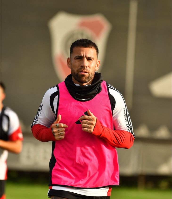 Otamendi regresaría al fútbol argentino para vestir la camiseta de River.