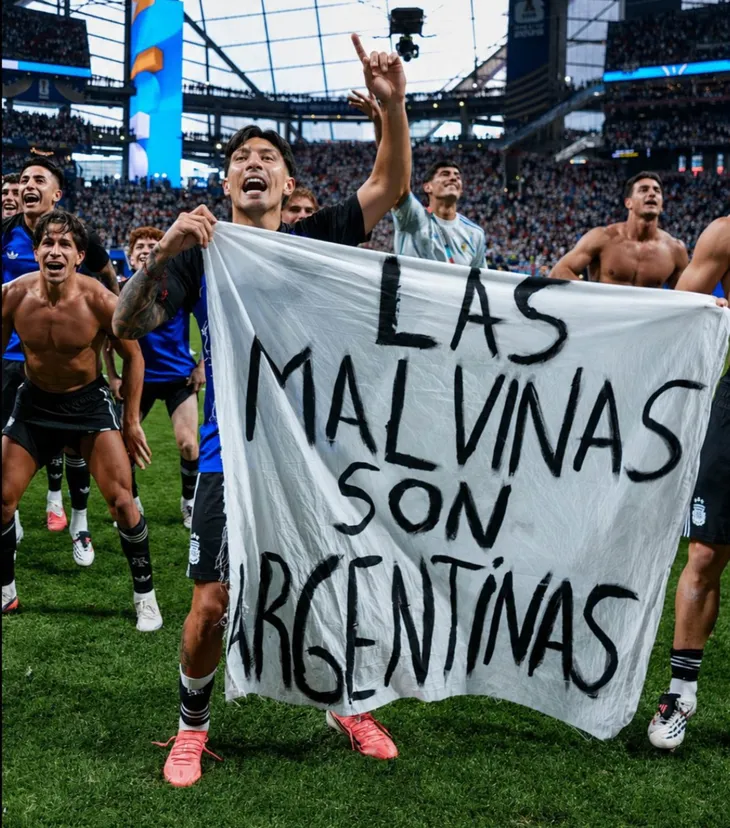 La AFA fue sancionada por exhibir una bandera con mensaje político en el Mundial. 