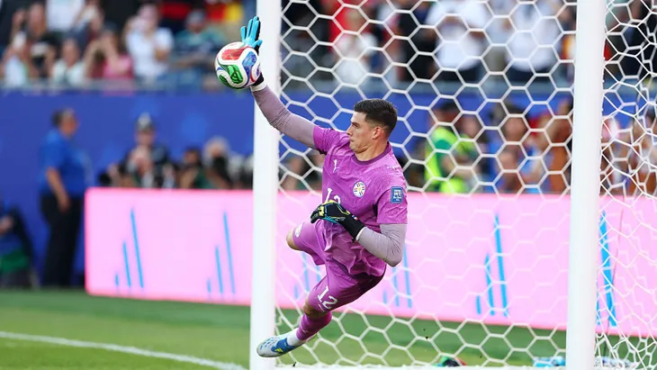 Orlando Gill, la figura de la selección paraguaya de Gustavo Alfaro en la tanda de penales ante Alemania. Orlando Gill, la figura de la selección paraguaya de Gustavo Alfaro en la tanda de penales ante Alemania.