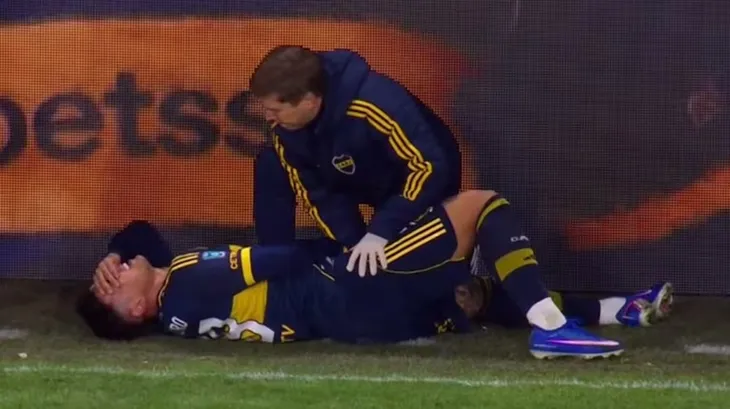 Bareiro retirándose lesionado en el partido contra Huracán.