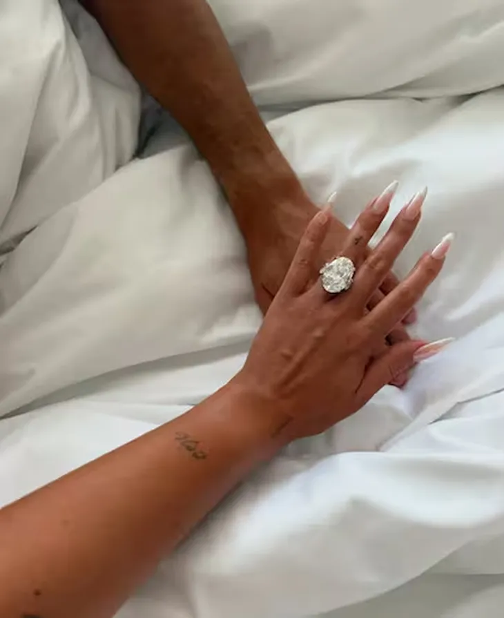 La foto de anillo, confirmando el compromiso entre ambos.