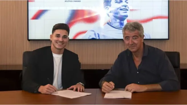 Julián Álvarez y Gil Marín, CEO del Atlético Madrid, el día de su firma.