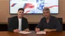 Julián Álvarez y Gil Marín, CEO del Atlético Madrid, el día de su firma.
