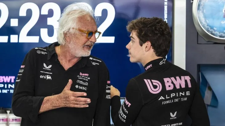 Luego de varias semanas de incertidumbre, el futuro del piloto argentino comienza a despejarse. Briatore dejó una nueva señal sobre el anuncio que todos esperan.
