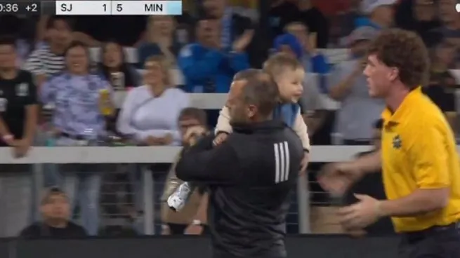 Insólito momento en la MLS: un bebé invadió la cancha y obligó a interrumpir el partido