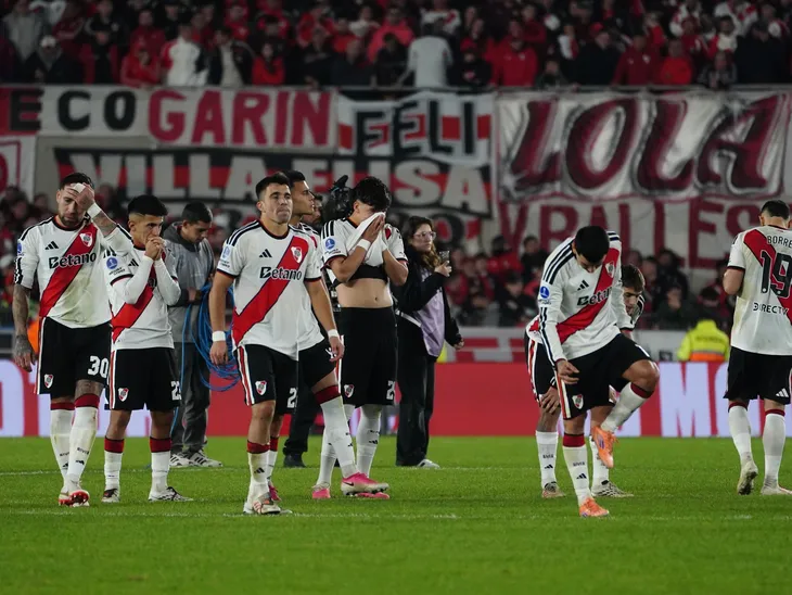 River quedó eliminado de la Copa Sudamericana luego de perder por 8-7 ante Independiente Santa Fe en la definición por penales.
