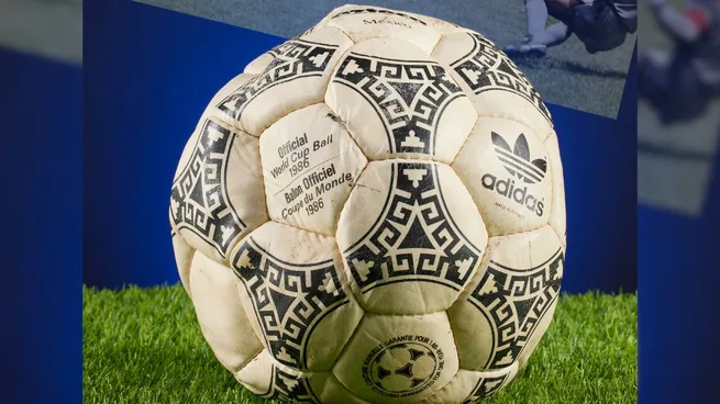 La pelota con la cual Diego Maradona convirtió los goles llamados la Mano de Dios y el Gol del Siglo se subastó el sábado por la noche en Dallas por u$s3.35 millones.